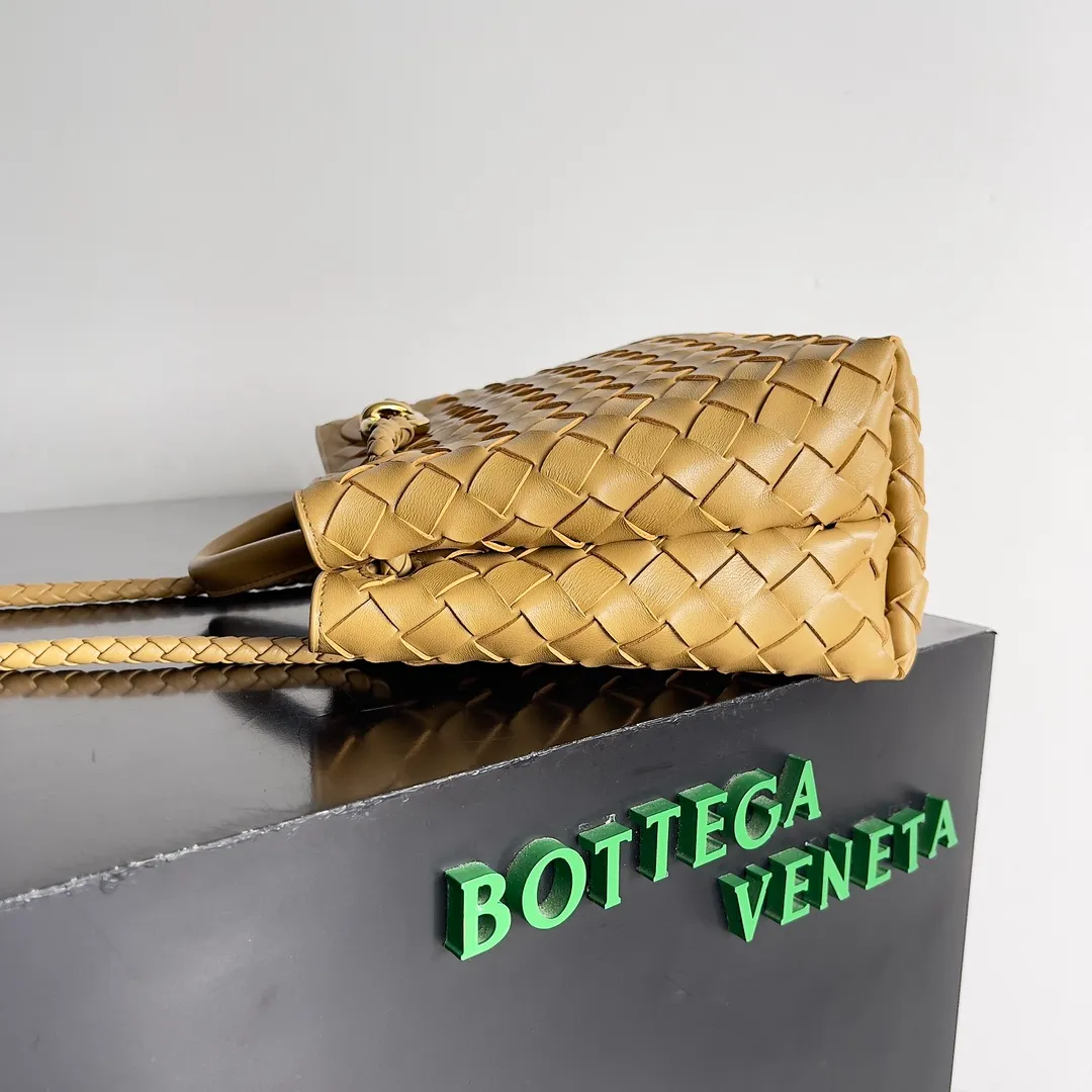 The 2023 new Andiamo batch of 1860 BV has been shipped‼ ️Really popular🔥The new Andiamo woven handbag launched by Bottega Veneta this season is really popular all over the world! ! Celebrities at home and abroad have worn it, and Oscar-winning actress Michelle Yeoh has taken it out on the street. Song Jia, Trai Yara, Yu Feihong, Sanji Ayaka, Rosie Hunting-Whiteley, Yoshioka Riho, etc. have all picked up this bag. It is classic and versatile, showing off its temperament, and the bag capacity is also large, which is very convenient for daily commuting! ! A variety of carrying methods, the shoulder straps can be adjusted by yourself, the original lambskin feels soft and delicate, and the neutral style is made to break gender boundaries and bring a more practical and longer-lasting use experience. Andiamo, which has both elegant and casual styles, perfectly interprets the true appearance of "fashionable old money style". Style number: 743568 Size: 25*22*10.5cm